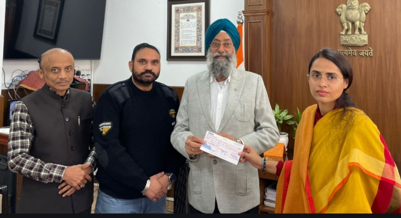 Manku Agrotech Samana MD Sukhwinder Singh Manku handed over a cheque of Rs 3.52 lakh to Red Cross